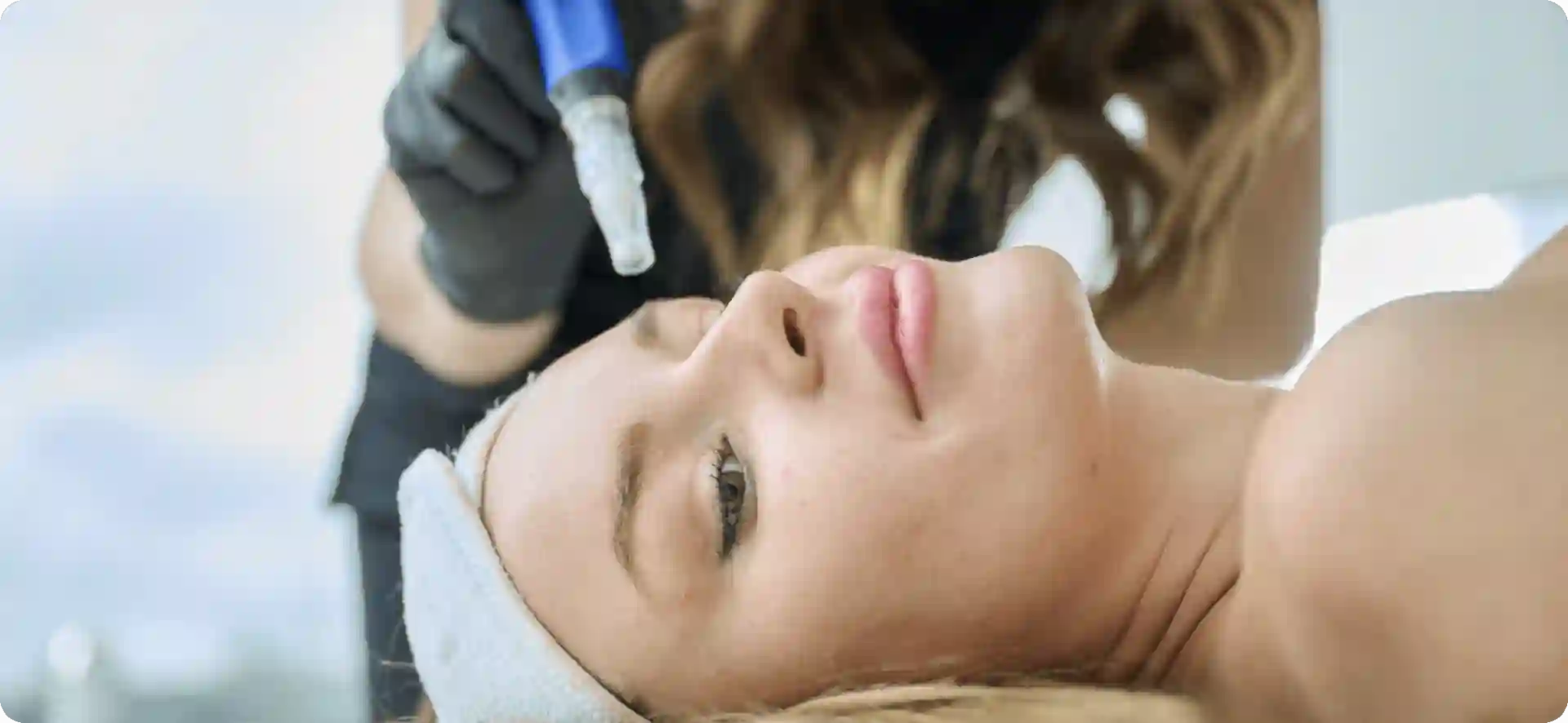 How Do Microneedles Trigger New Collagen and Elastin in Loose Skin Farnham?